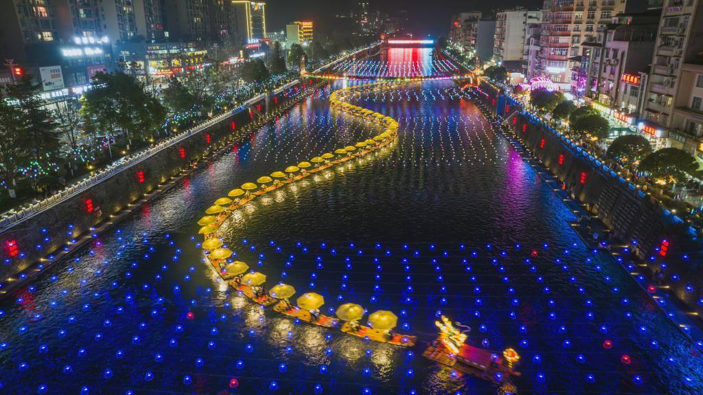 湖北宣恩:游客乘坐"龙游贡水"竹筏赏璀璨夜景_图片_来源_视觉