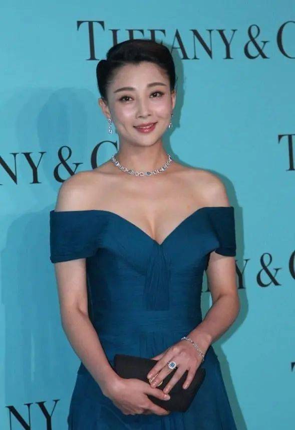 她年轻时曾迷倒一大片男人,却不结婚不生孩子,今41岁嫩成水蜜桃_殷桃