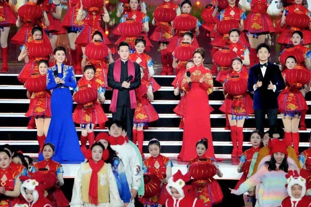 陕台主播——刘芳《秦之声》栏目主持人其中一位就是大家熟悉的四位