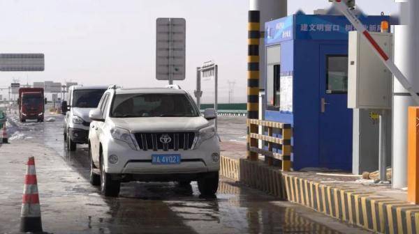 融媒体中心记者 王文堃摄新疆g575巴哈段养护部部长刘威威介绍,g575