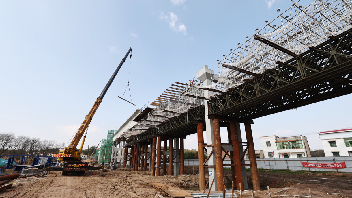 渡槽跨度全长520米,槽身共34跨,当前已完成全部的桩基施工和排架柱