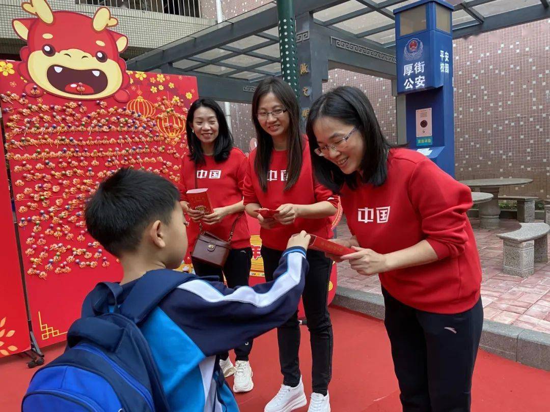 竹溪小学副校长陈彩凤表示,每位学生都有一份定制红包,有零食,棒棒糖