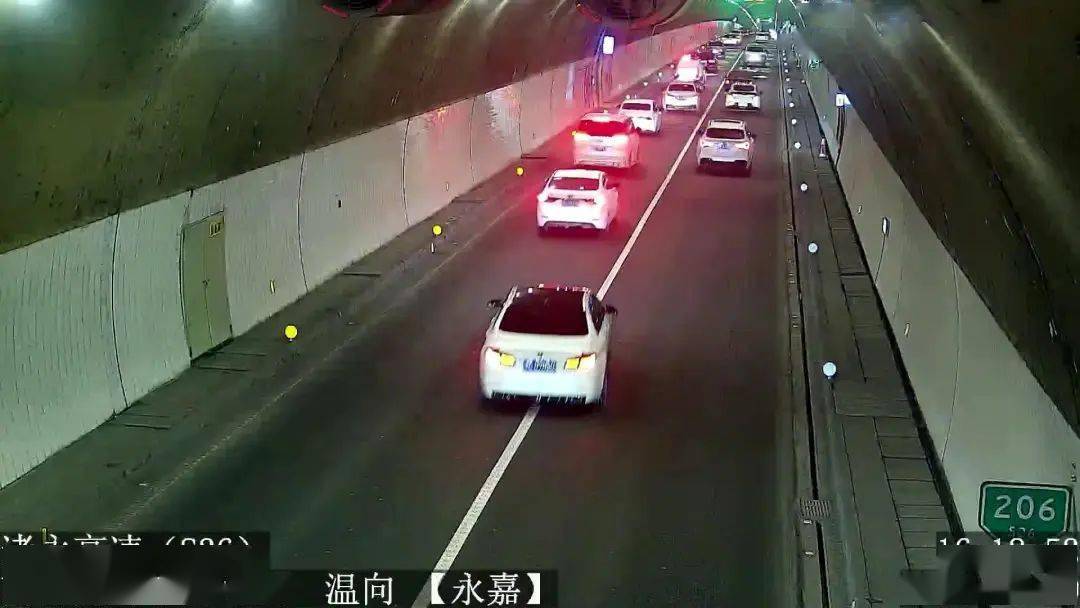 s26诸永高速龙前山隧道内这辆"苏f"牌照车辆被堵在了但因春节假期高速