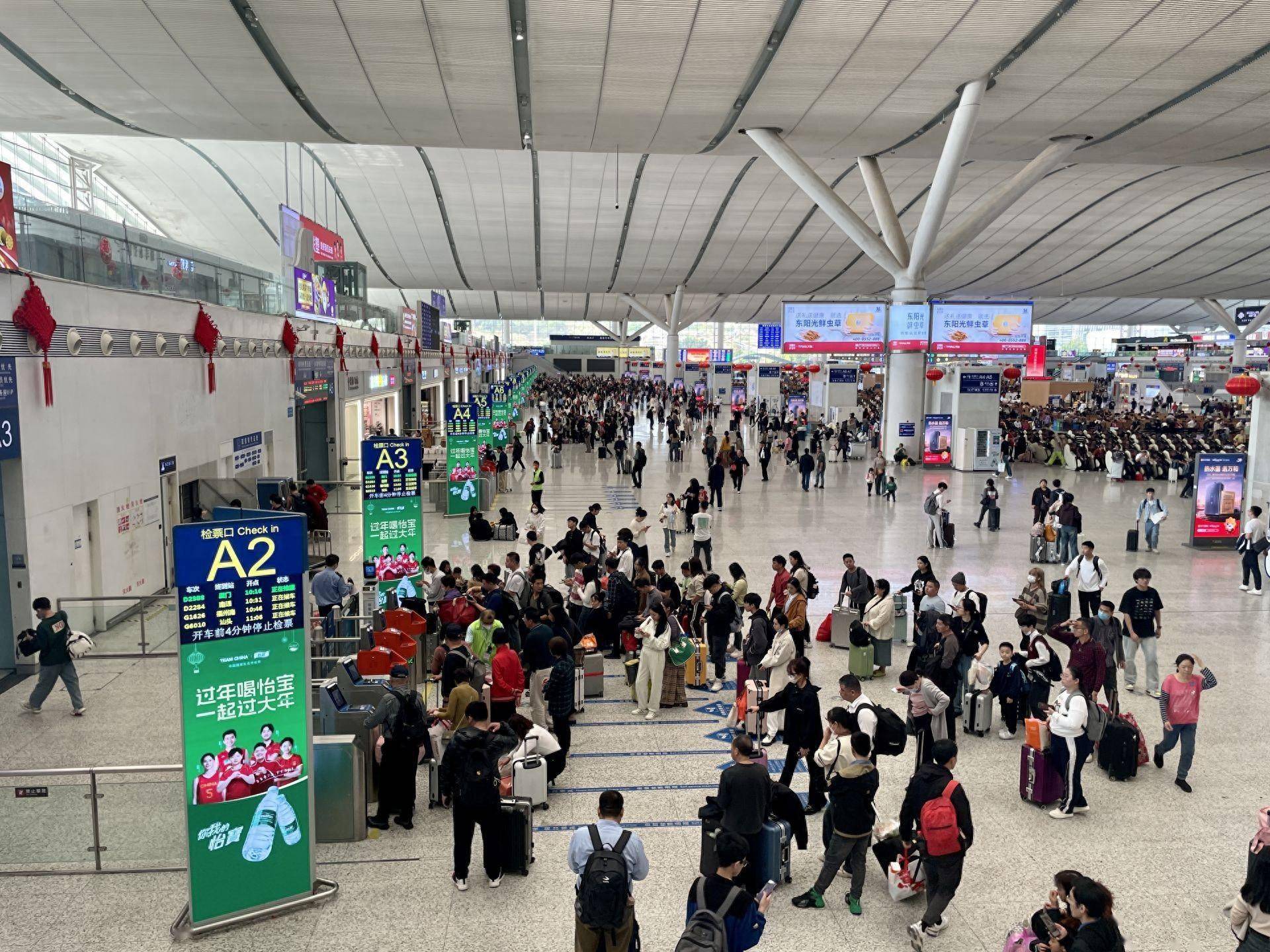 深圳火车站春运加班车图片