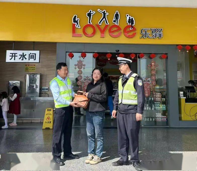 还挎包,换轮胎……上川服务区暖心帮助过往司乘_谢丰_大叔_台山市