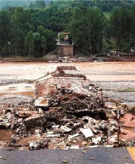 湖南省凤凰县正在建设的堤溪沱江大桥发生特别重大坍塌事故,造成64人