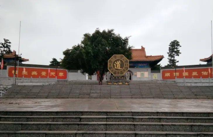 又叫财庙,位于沈阳法库镇财湖风景区,这个财湖原本是尚屯水库,是沈阳