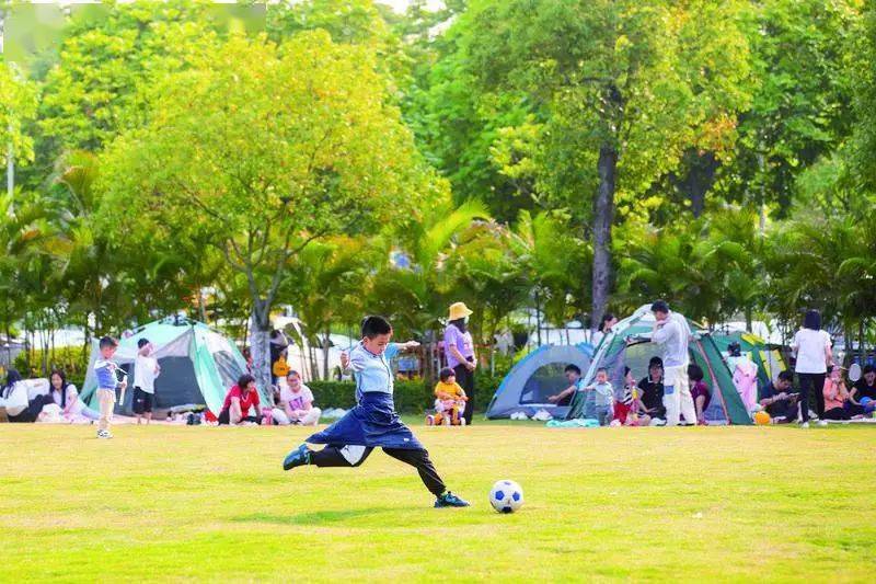 位于南海区三山西大桥下的东平水道河堤公园.