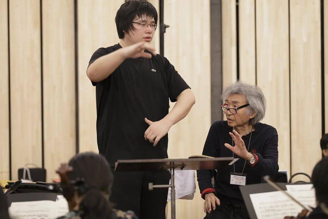 俞潞(左)与小泽征尔(右)2月23日晚,俞潞将作为上海歌剧院交响乐团首席