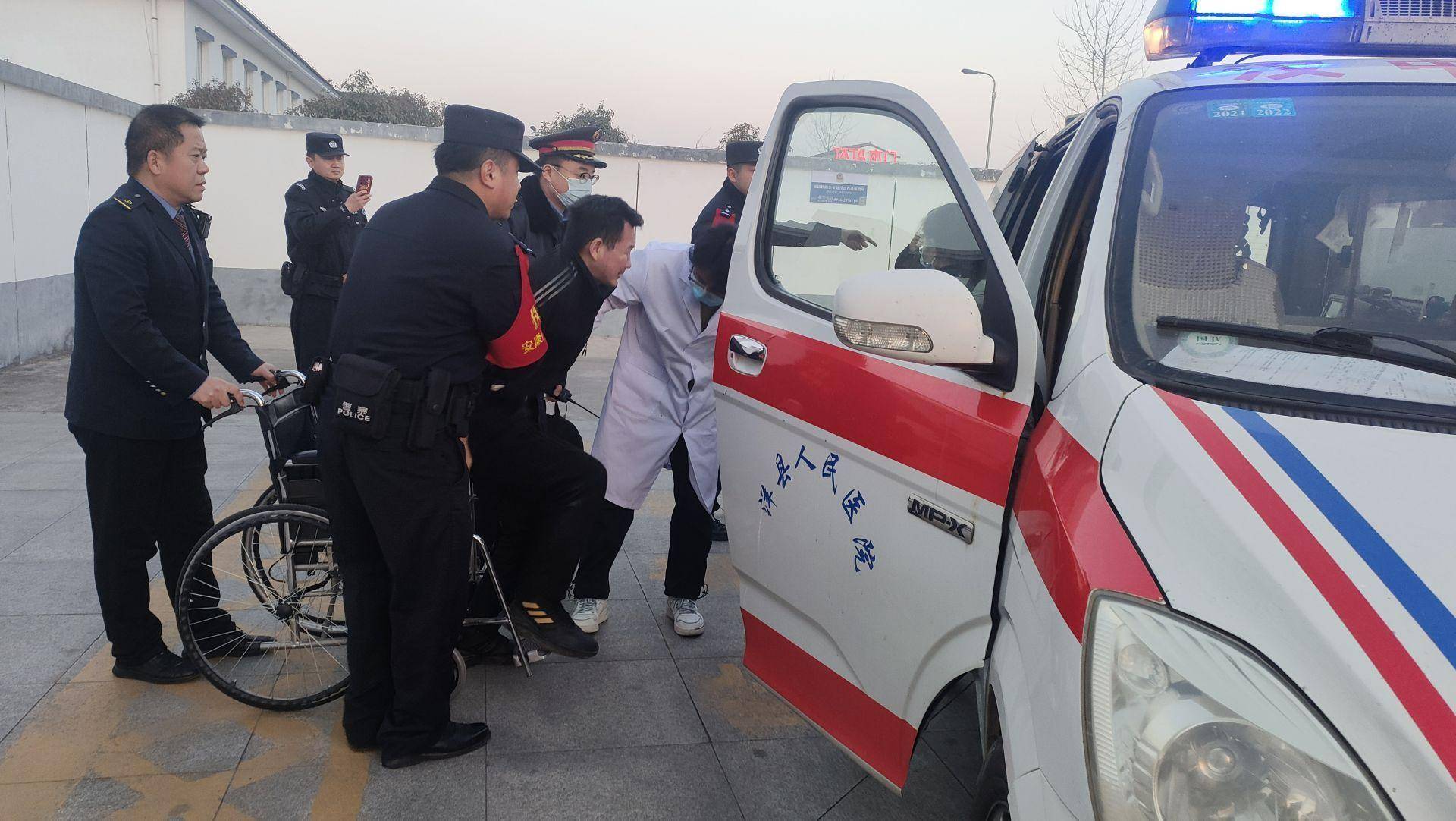 陕西洋县:旅客突发疾病 高铁站工作人员紧急救援_病人_马师傅_车站