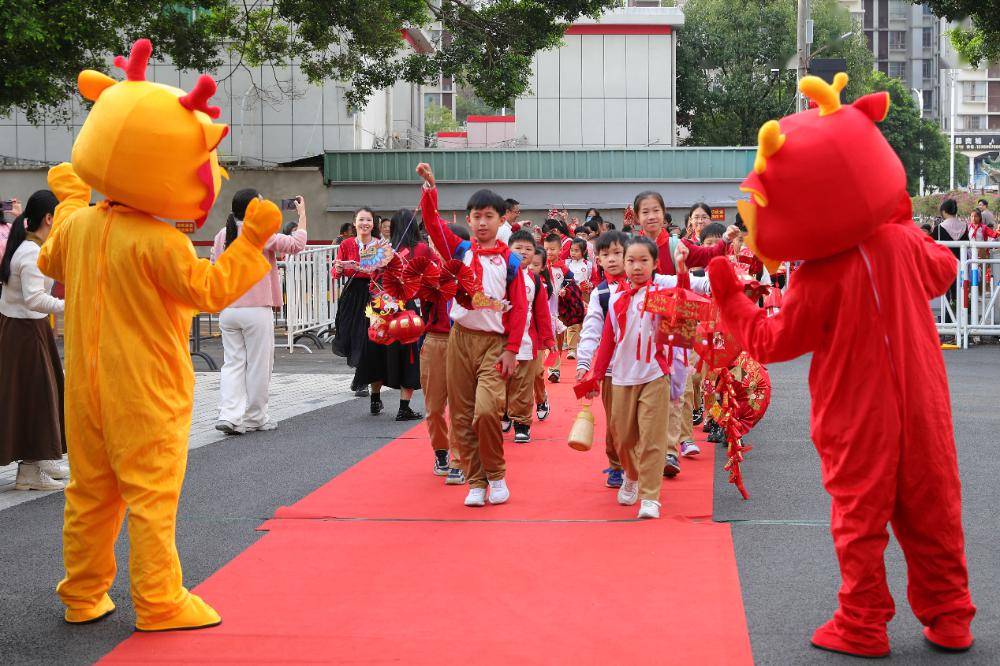小学沐浴着晨曦港口镇中心小学的孩子们身穿整齐的校服带着新学期的