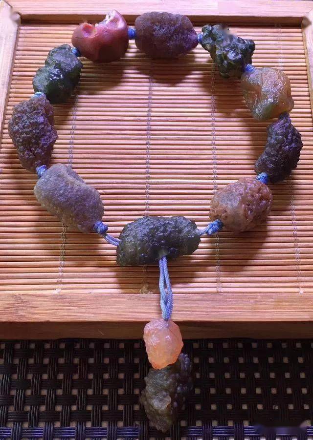 是新疆黑山的葡萄干,你以为黑山只有老妖么,告诉你还有琳琅满目玛瑙石