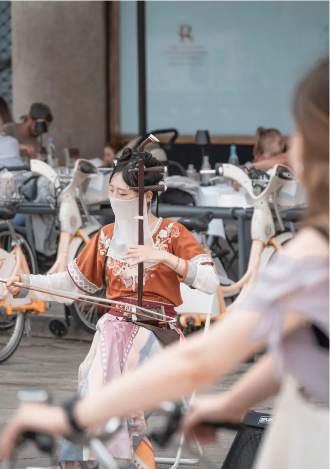 米兰街头,诸城女孩让世界听见"中国声音"_郑晓慧_表演_文化