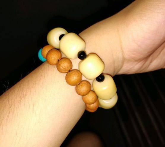 榆叶梅手串的颜色变为浅红直至深红色,一直盘玩,盘玩上色也不算特别慢