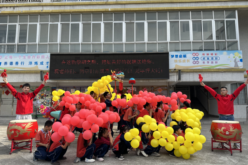 蓬江區紫茶小學天福校區開展福字拓印非遺手工活動,學生們用心製作