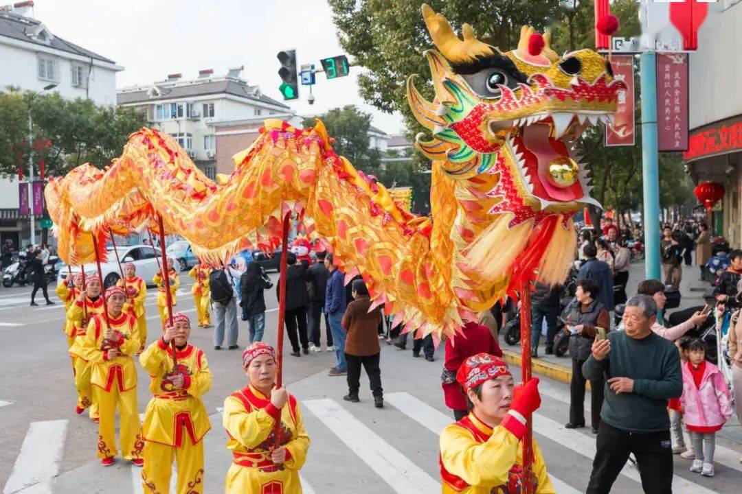 紧随其后的龙宝宝,汉服女子提灯表演,穿山造趺,沃家狮象窜,后所大补缸