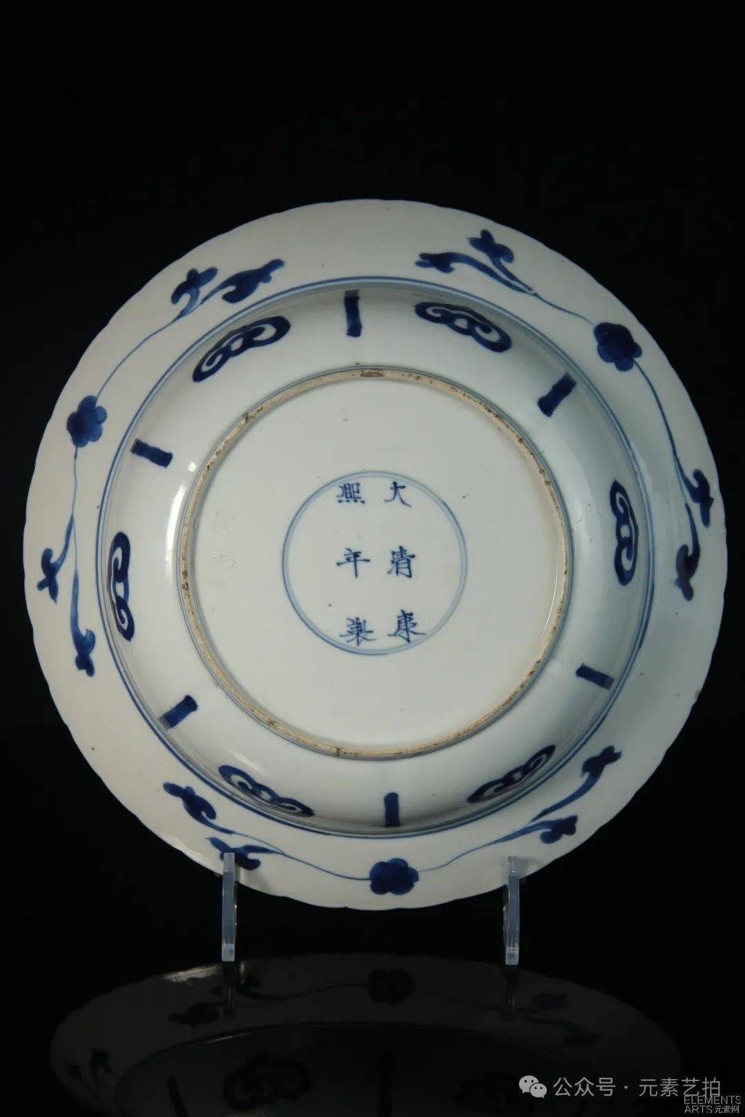 点击此处直达拍卖链接10康熙青花山水纹,博古纹笔筒起拍价:20000