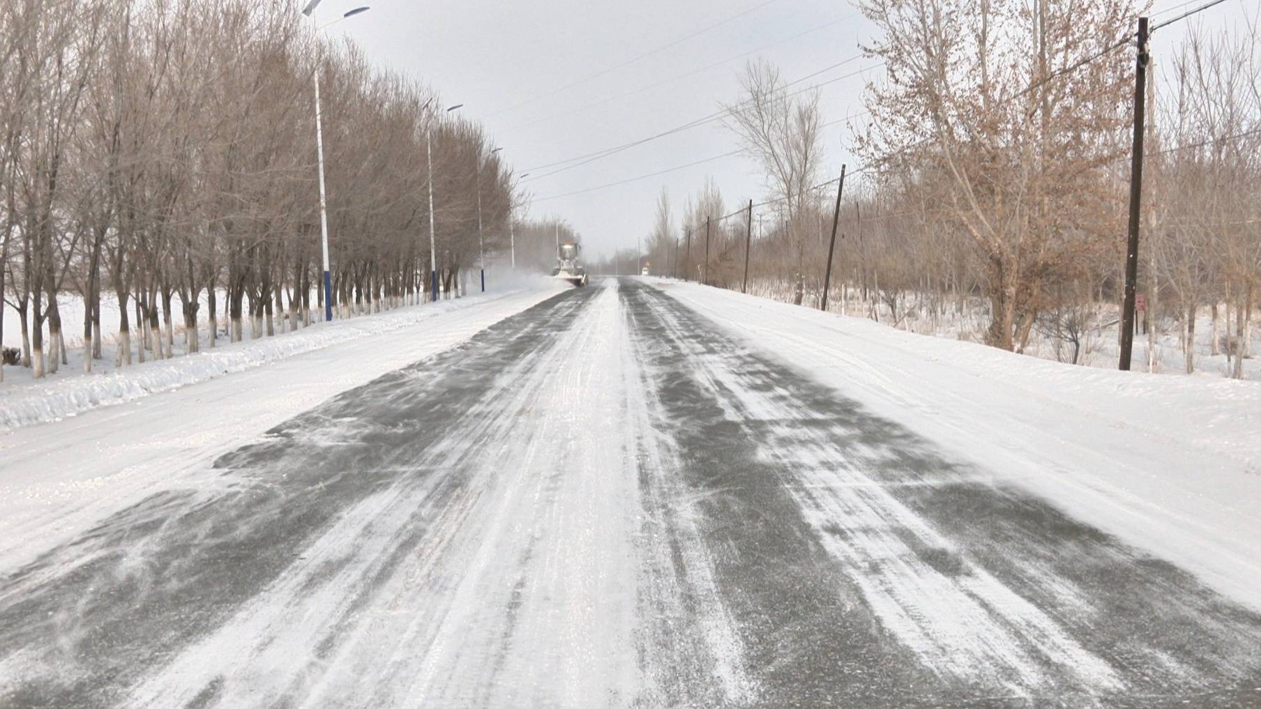 工作人员向老人宣传安全用电知识 (李俊欢 摄)2月1