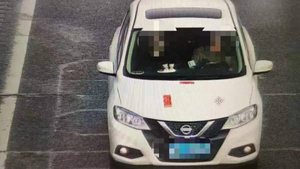 天降"福"字?高速行车被"福"字砸中_车辆_报警_吉林