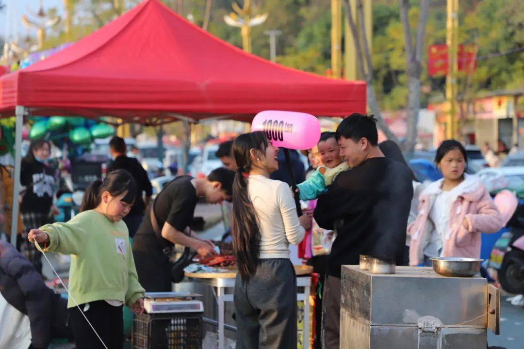 农历正月初七晚,在巧家县北门移民安置区年货街,琳琅满目的小吃,手