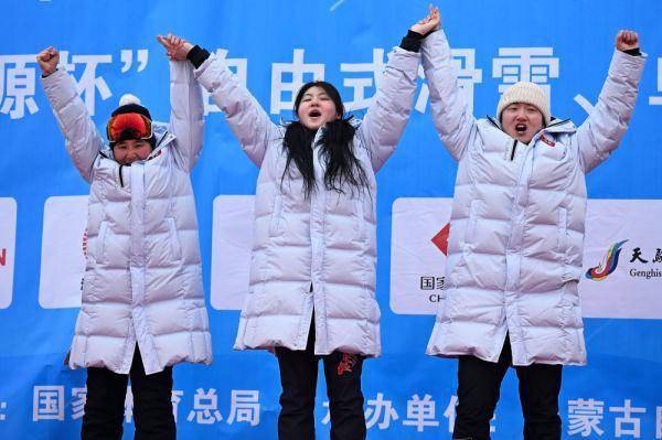 2月21日,冠军吉林队叶康佳(右一)/逄储源(右二)和教练员孙艳鹤在颁奖