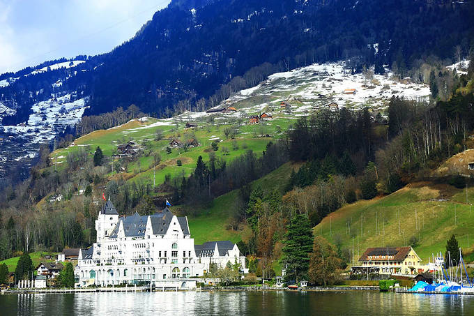 雪山_小镇_湖泊