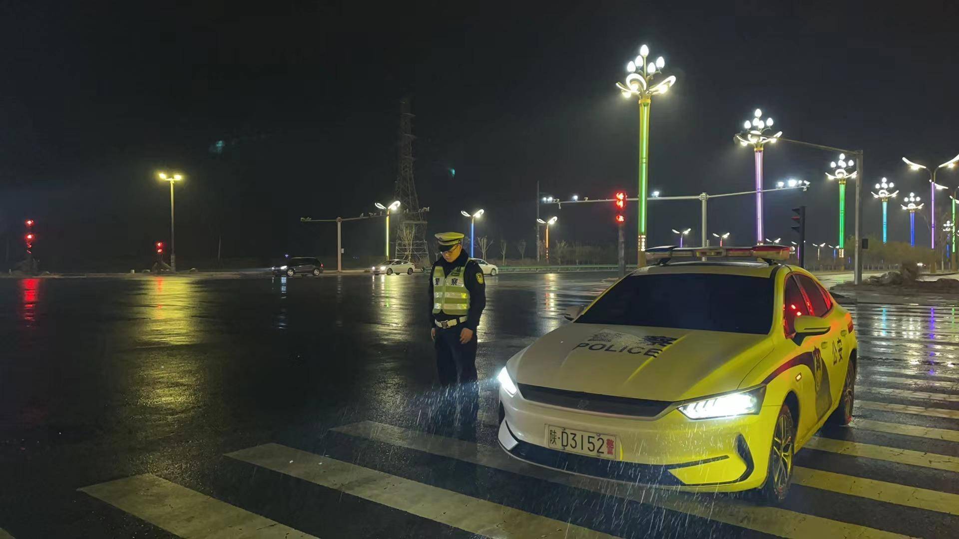 同时,大队加强交通安全宣传提示,执勤民警通过警灯警示,巡逻喊话提示