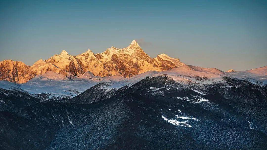 梅里雪山日照金山的壮观梅里雪山位列藏传佛教八大神山之首,是藏族