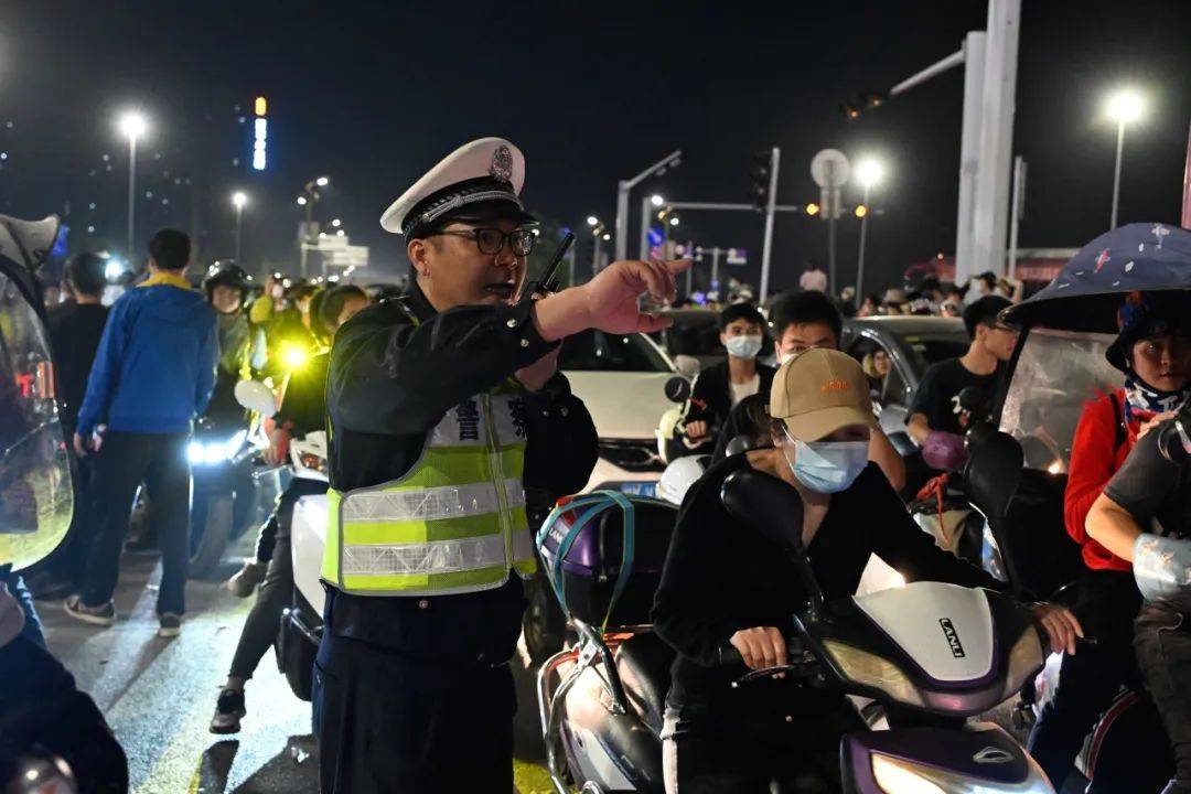 百龙共舞闹新春 交警同行保安畅_宾阳县_重点_车辆