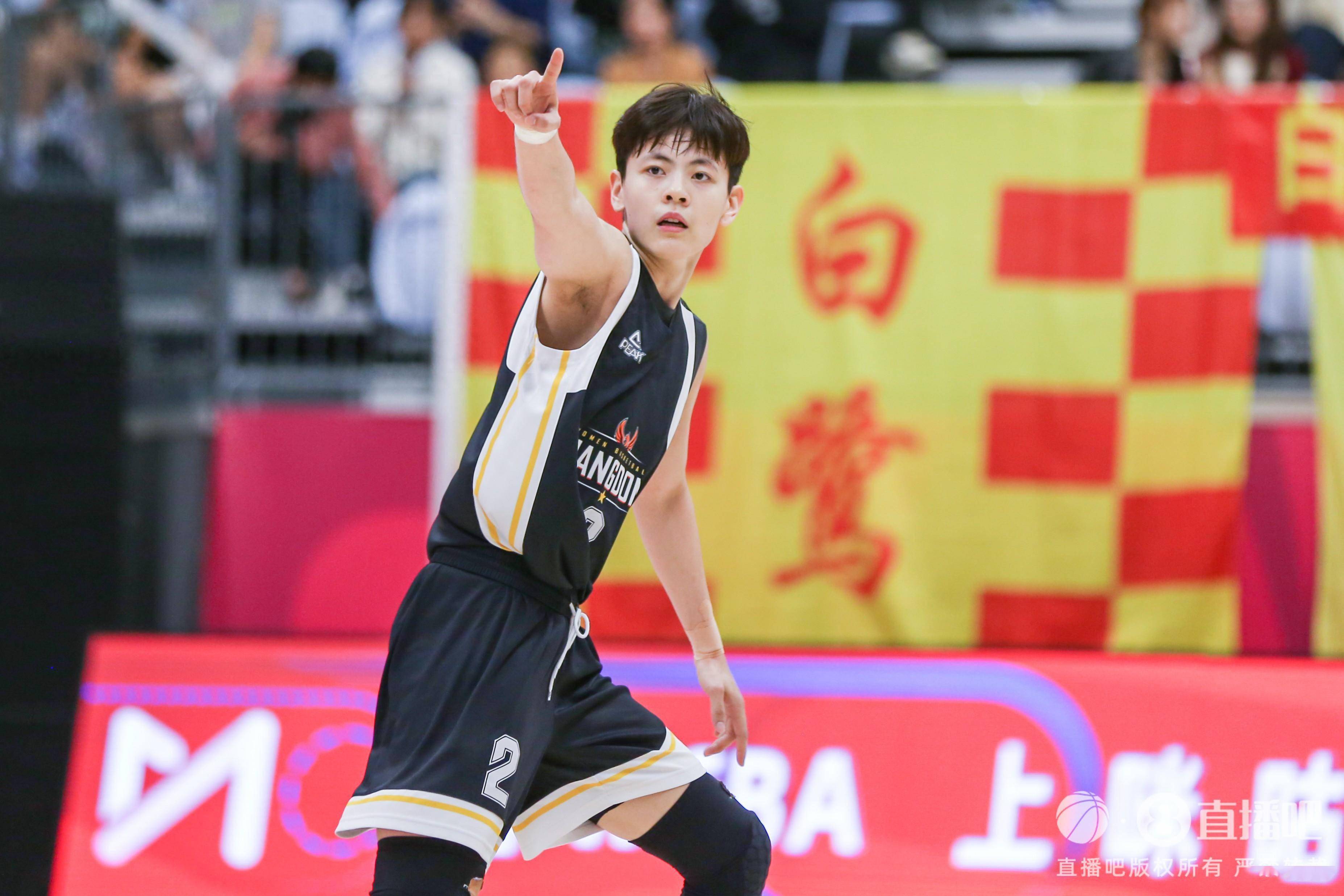 广东女篮58分大胜:杨舒予赛后给球迷签名 杨力维低烧本场缺阵_比赛