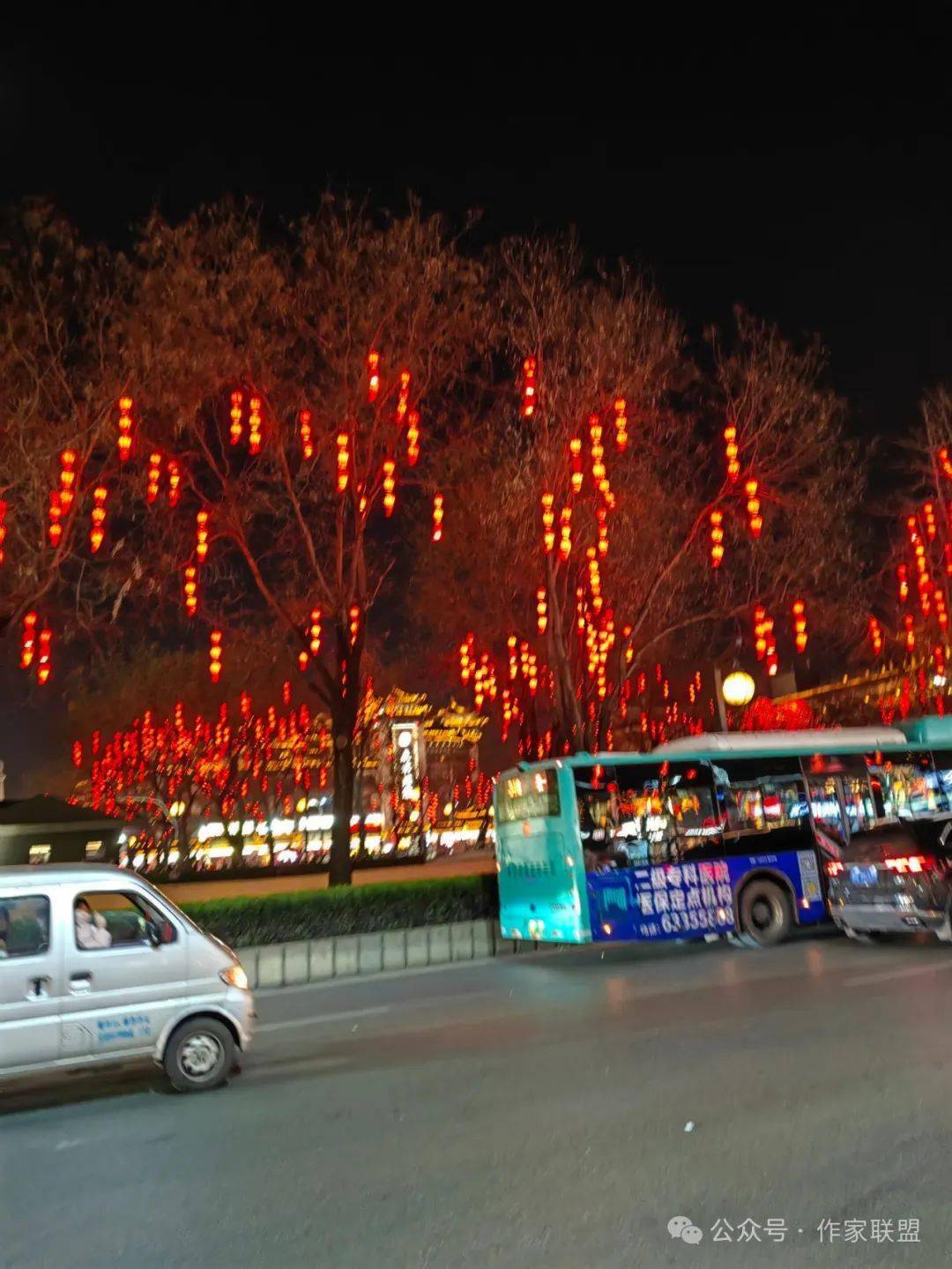 一天后,地面上一层厚厚的积雪,让孩子们玩的不亦乐乎~~滚雪球,堆雪人.