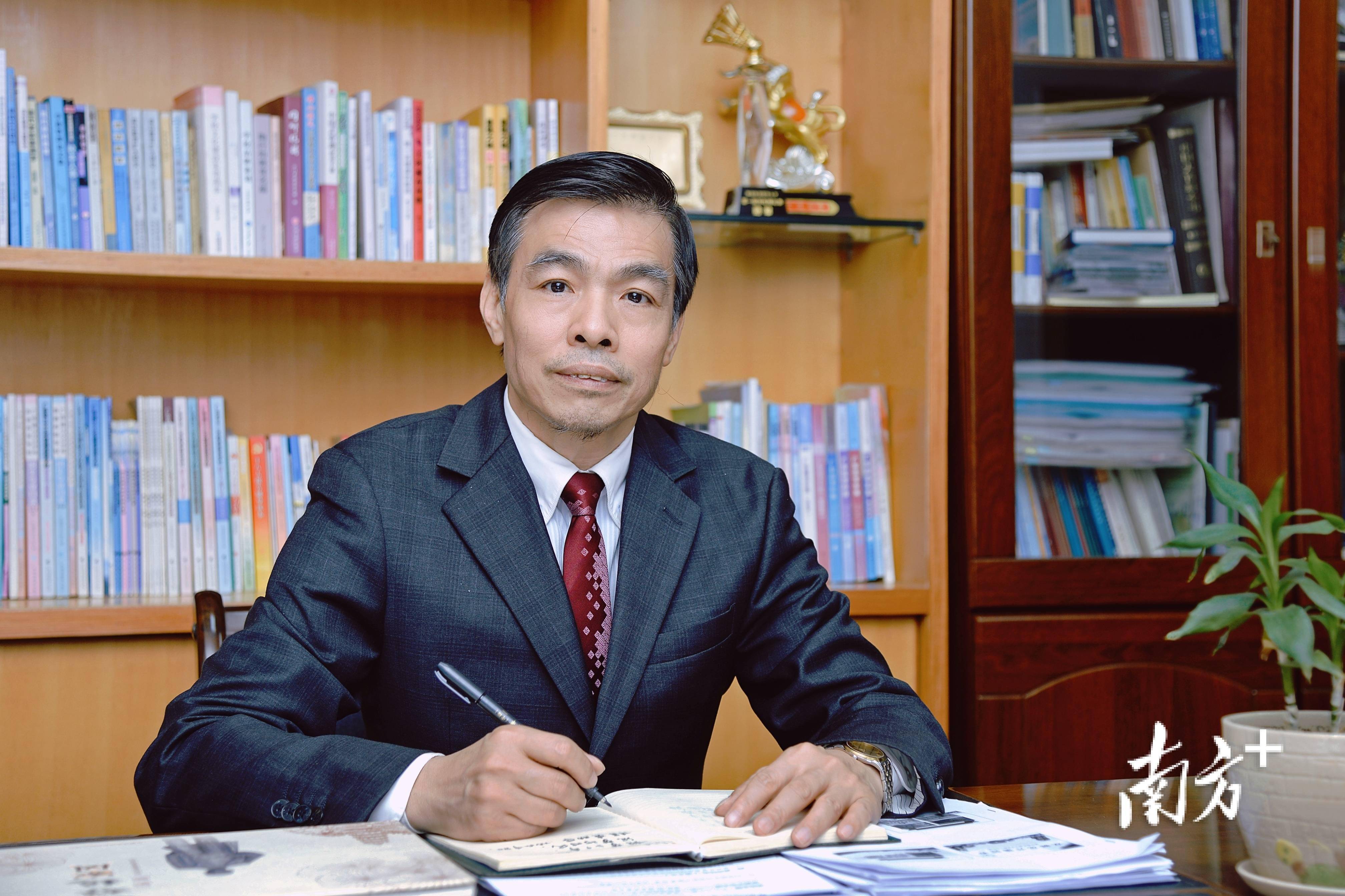 新会陈经纶中学党委书记,校长 梁新明甲辰龙年到,人勤春来早,扬帆启