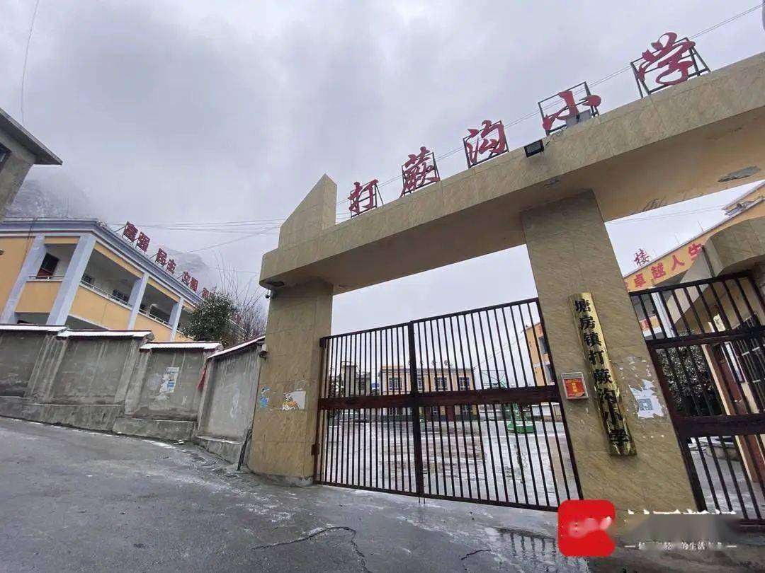 云南镇雄山体垮塌一月后:山体仍存裂缝,村民外出租房住