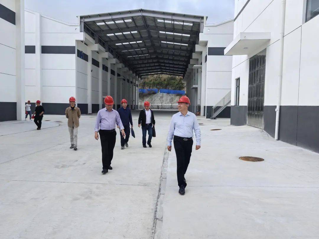 王劲东局长一行实地察看了岱山粮库二期建设工程项目,并召开座谈会