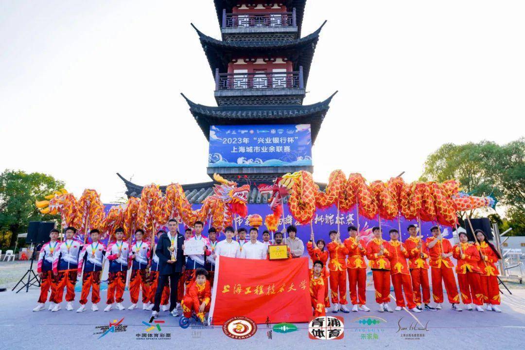 此次参赛的12名成员来自松江一中新疆部,包含维吾尔族,回族,哈萨克族