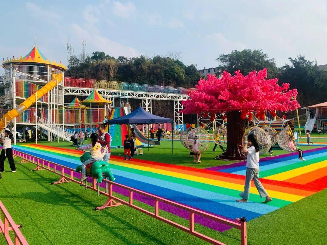 丰富多元的设施,空中玻璃桥,勇攀高峰,滑世界,彩虹滑道, 网红大秋千