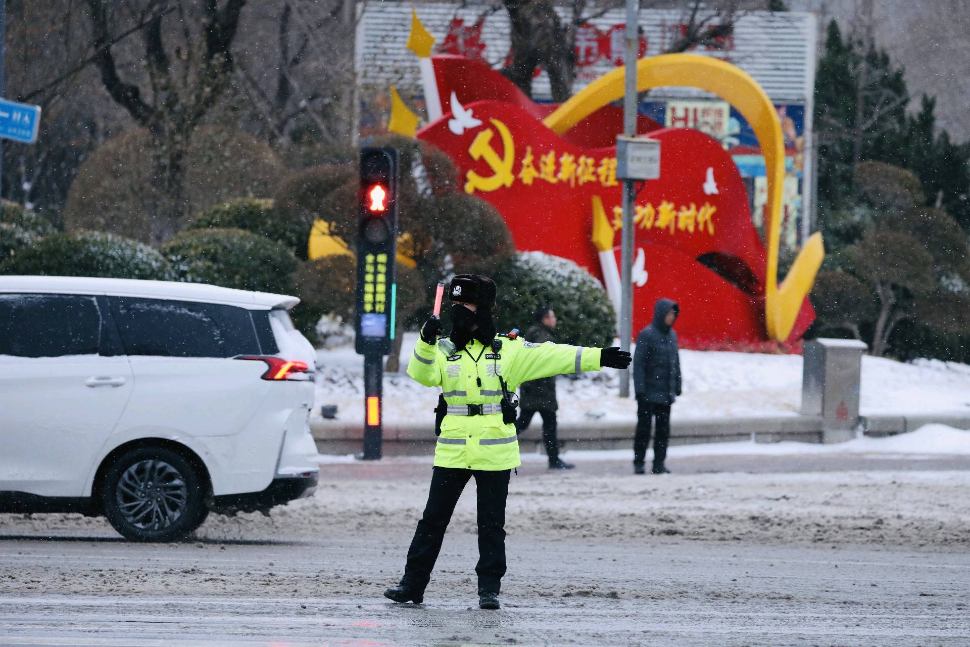 济南经十纬一路口女交警雪中指挥交通_情报员_道路_女子