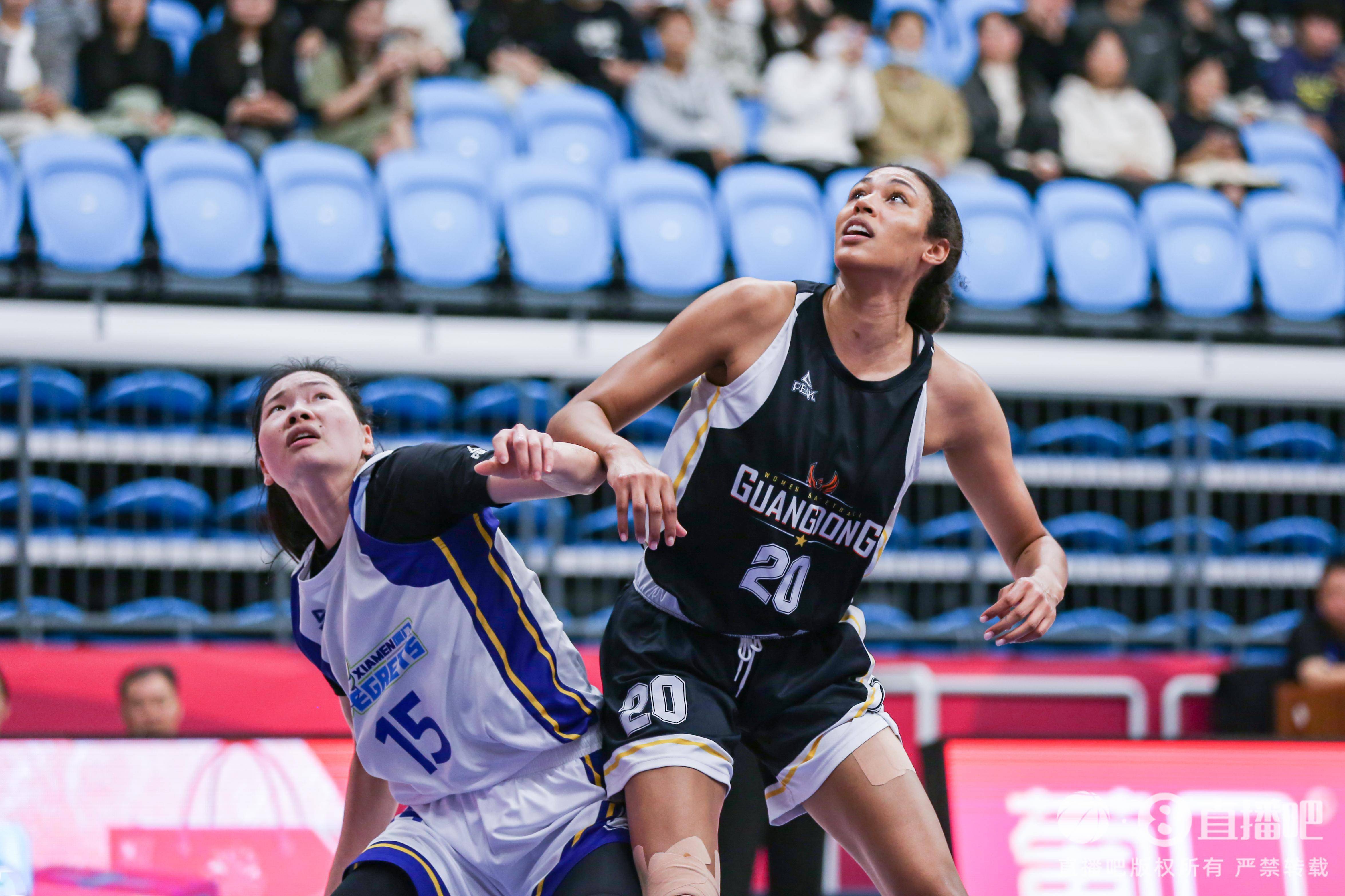广东女篮58分大胜:杨舒予赛后给球迷签名 杨力维低烧本场缺阵_比赛
