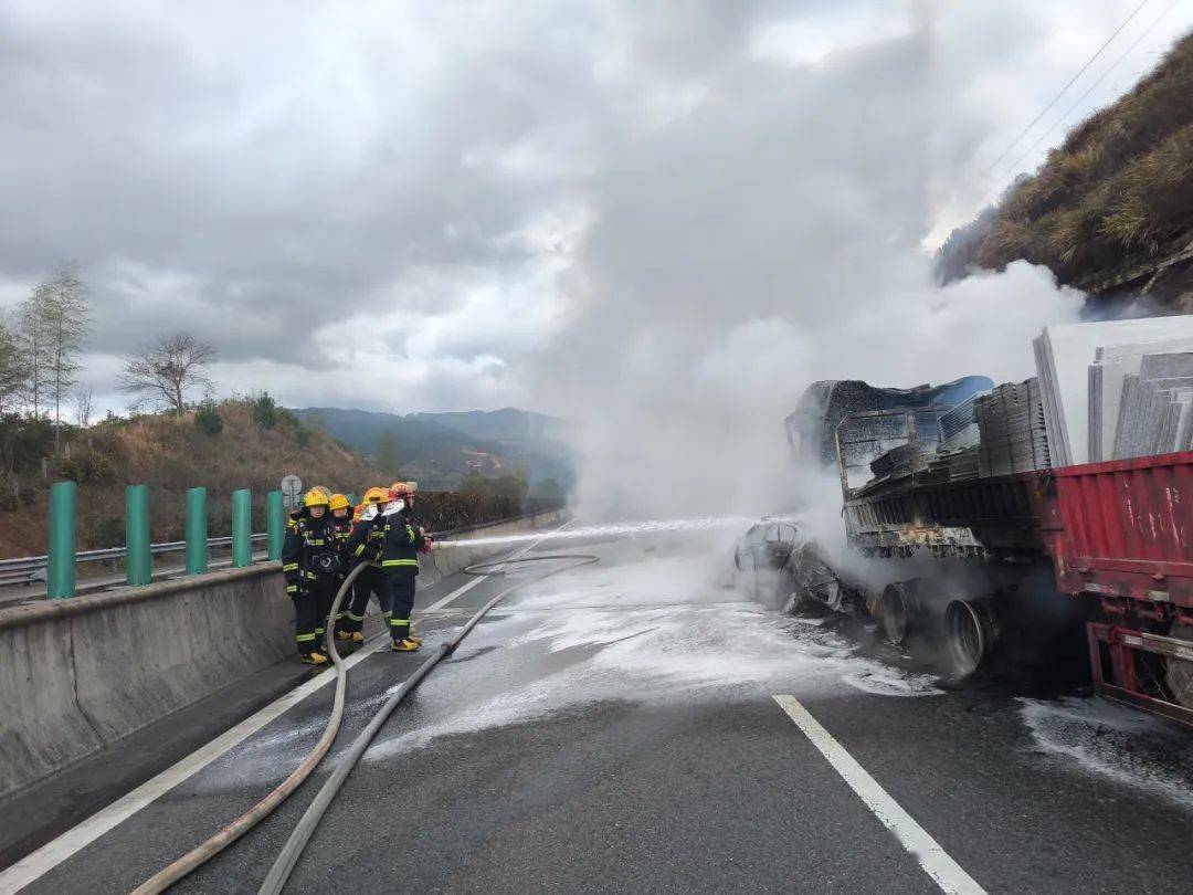一高速路发生连环追尾,驾车出行安全一定要注意!