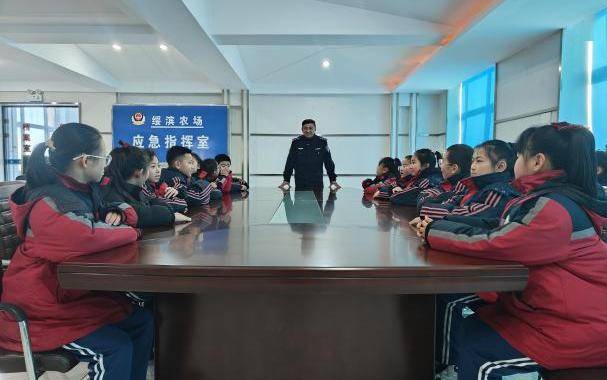 鹤岗市红领巾的多彩寒假生活(一)_少先队员_实践_精神