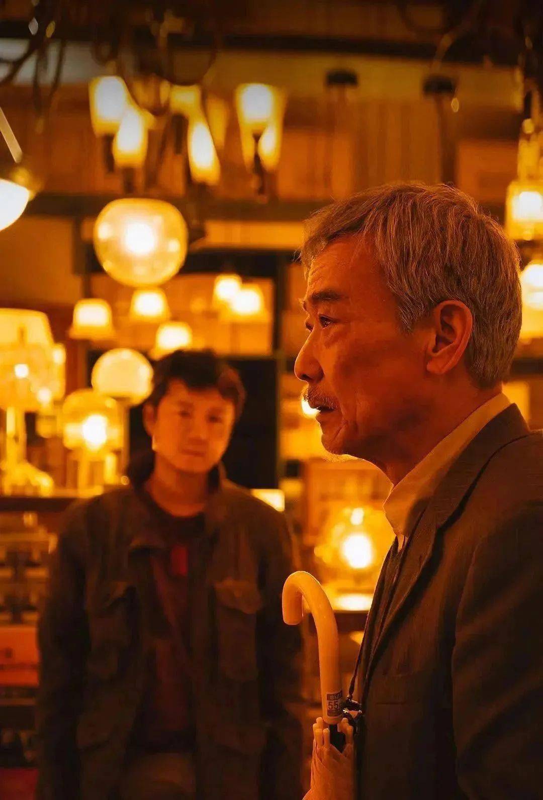饰)打着一把伞她凄厉的眼神,阴森恐怖