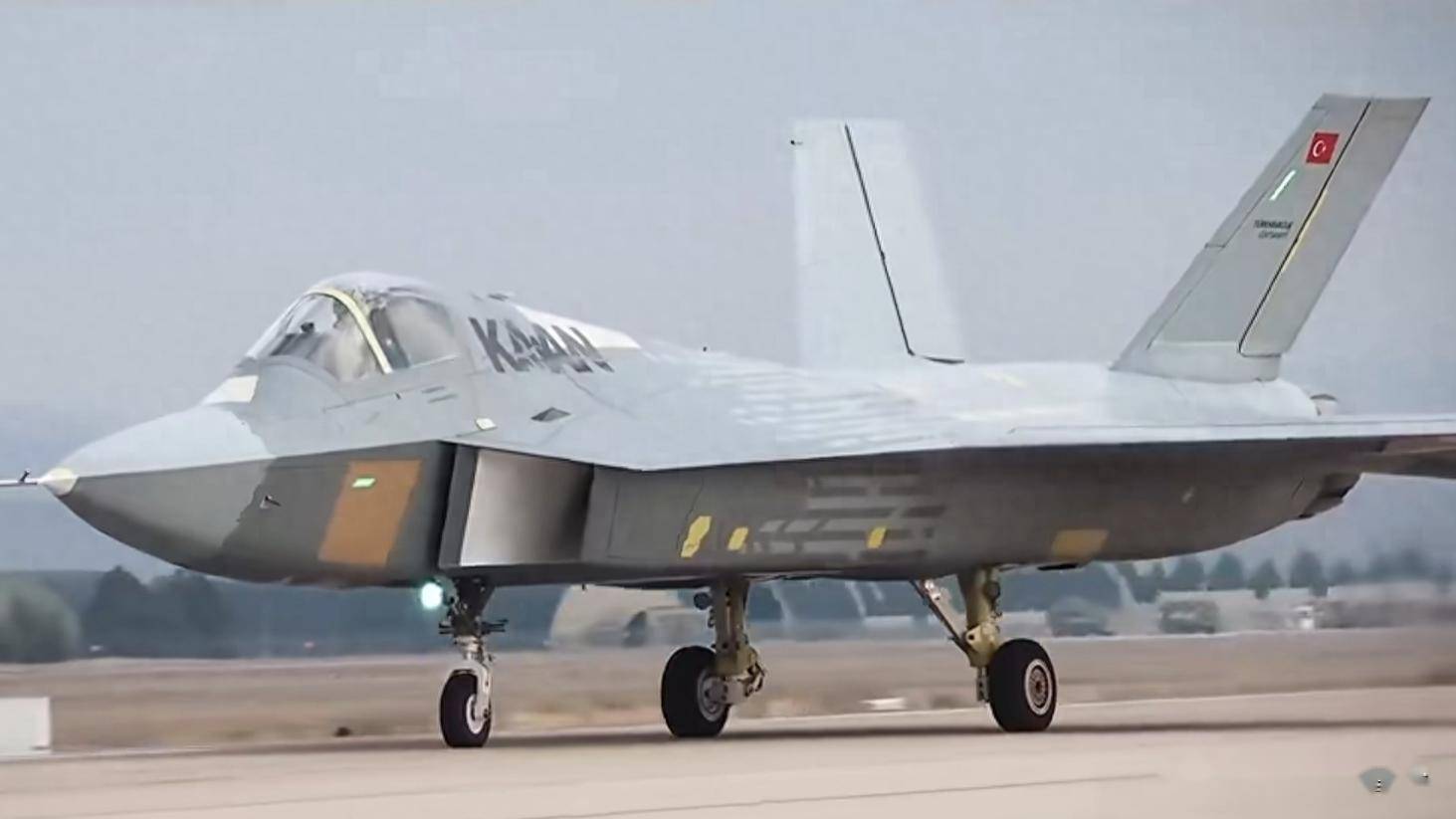 根据以前媒体的公开数据长21,翼展14,高6米,搭载两台涡扇发动机,单台