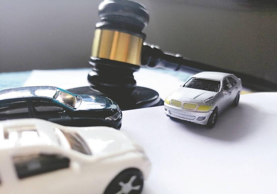 超龄员工上班途中遇车祸 险企拒赔"雇主责任险",法院