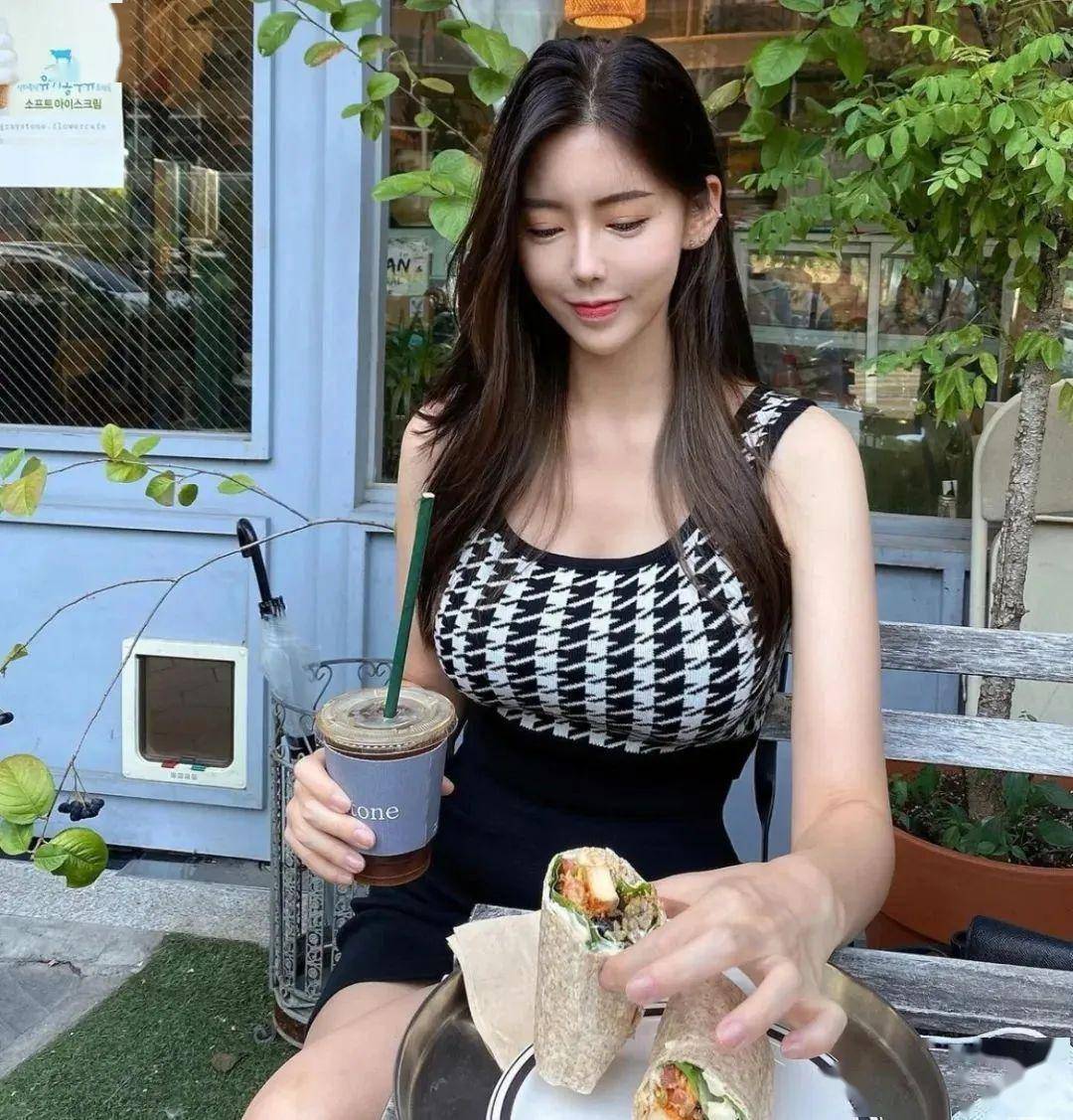 当"发育过猛"的白领换上泳装,火辣曲线,引网友惊呼_rose_健身_身材