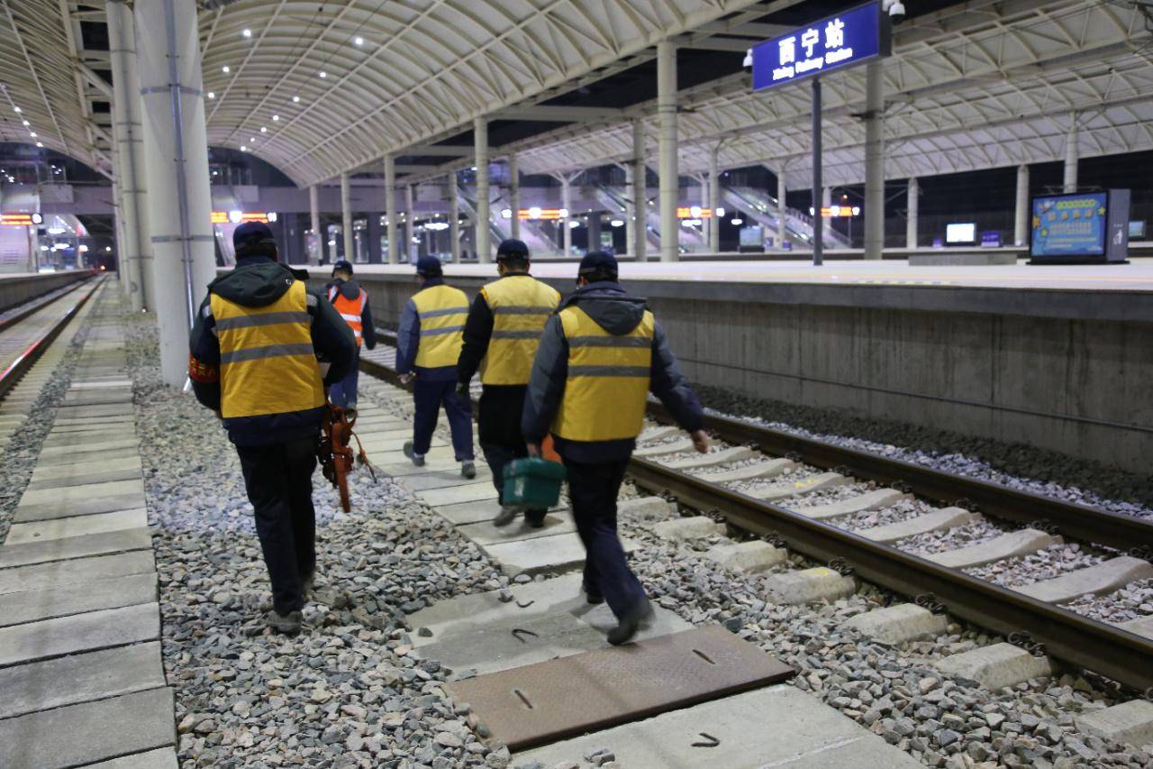 吸污检修人的春运"敬业福"_何旭耀_刘佳成_作业