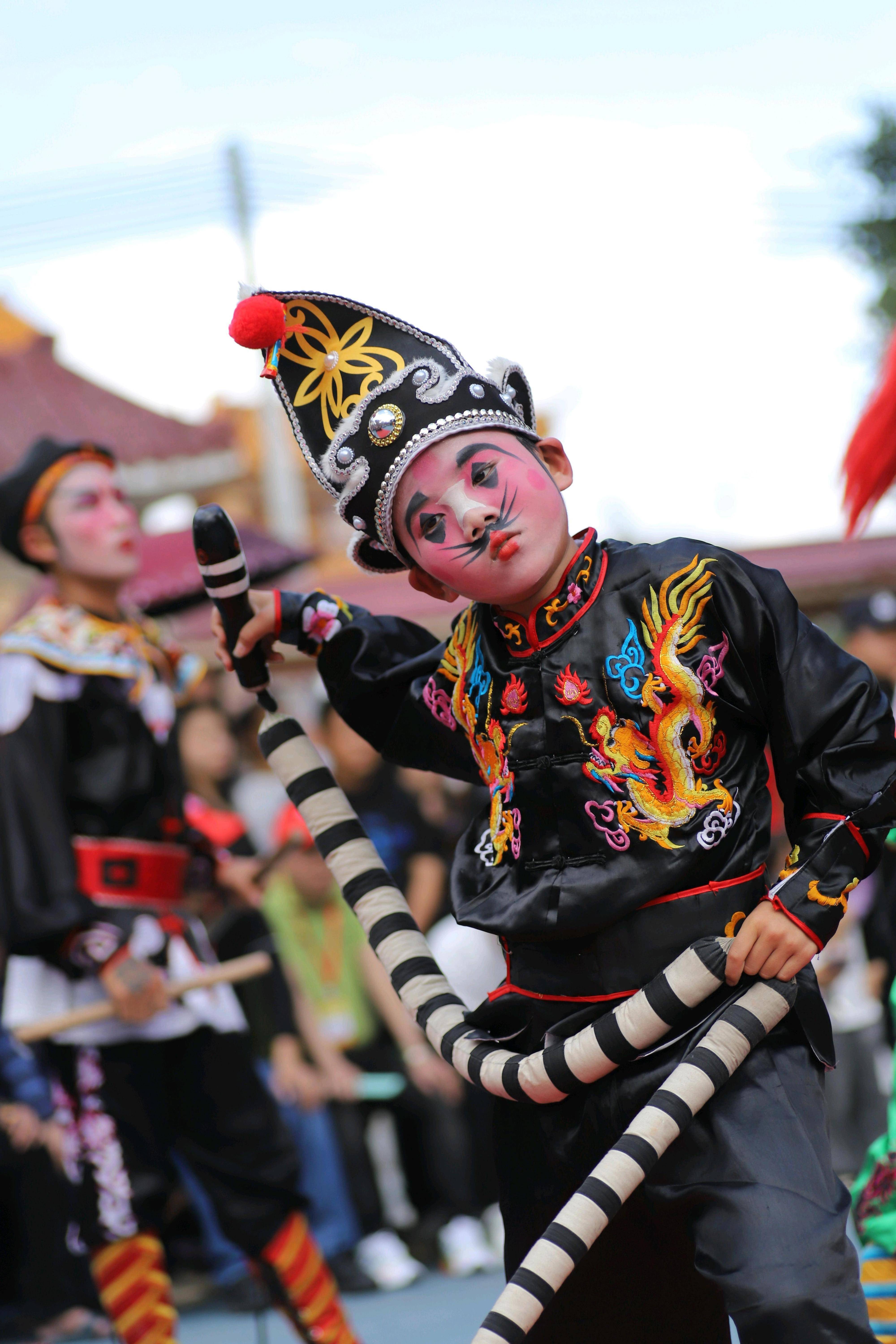 英歌舞巡游表演活动在深圳市深汕特别合作区小漠镇举行,身着彩色服装