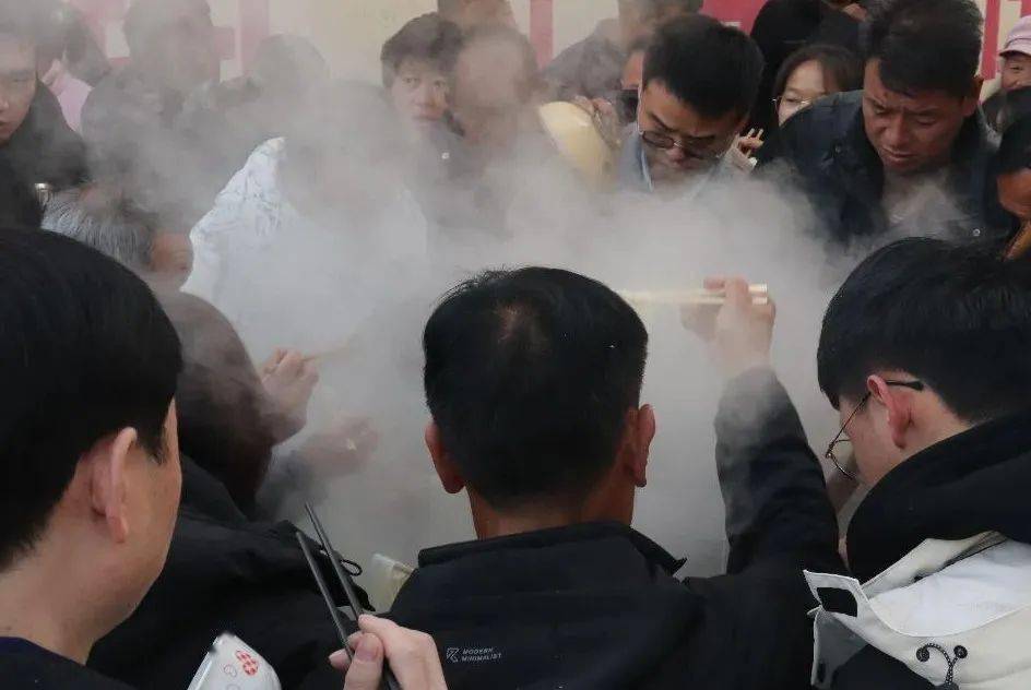 新春走基层|女唢呐匠玩转"乡村摇滚"_演出_村民_表演