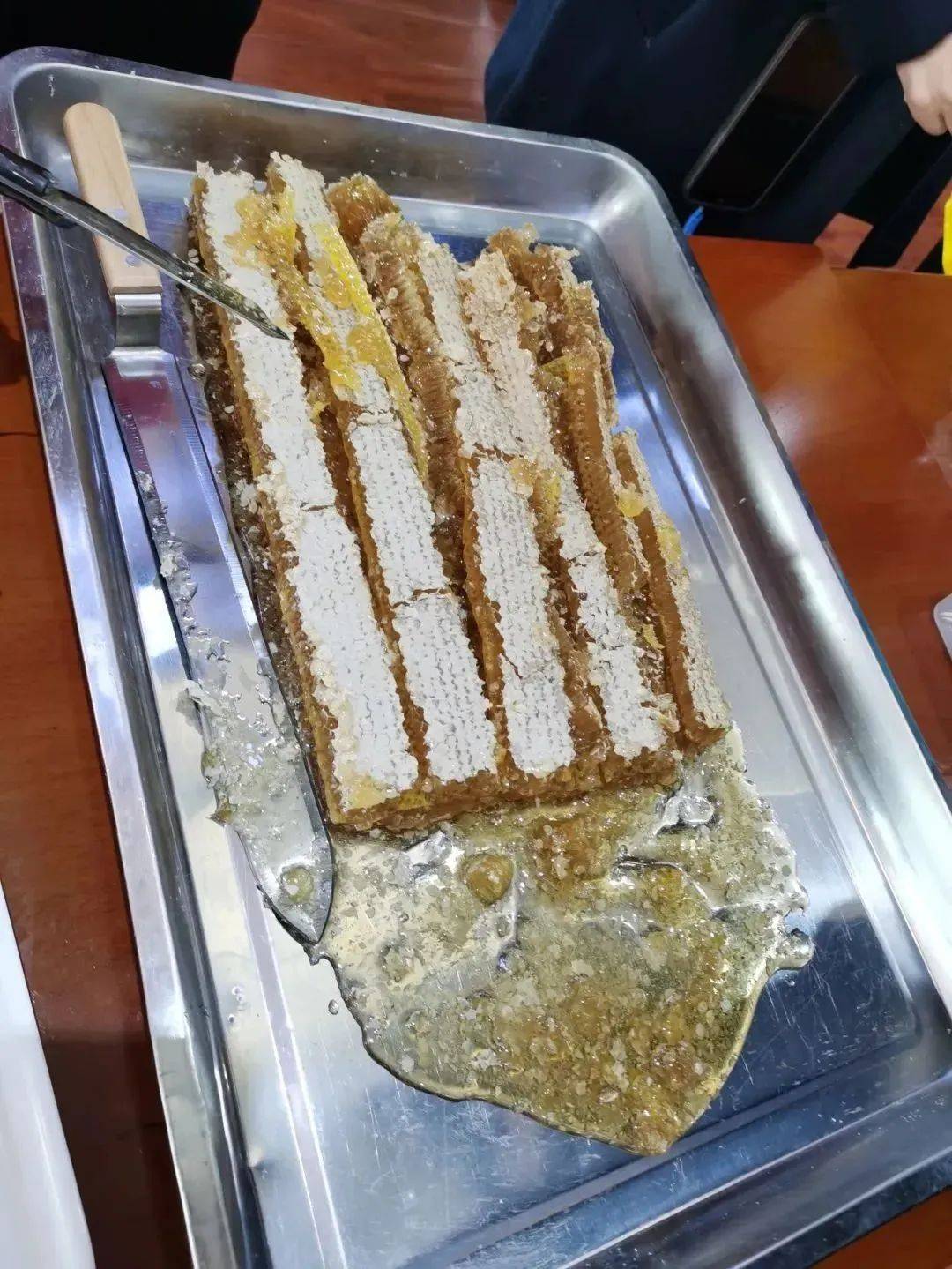 蜂,运输到巢房内,然后再由内勤蜂进行加工酿造,将花蜜中的多糖分解