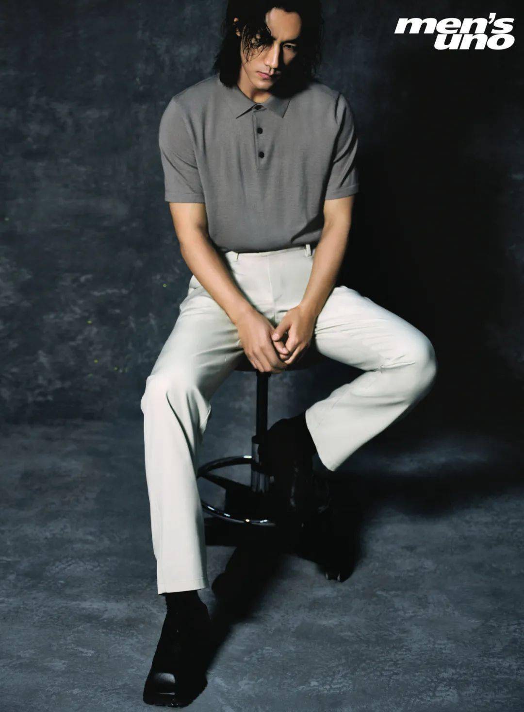 浅米色长裤均为鄂尔多斯1980黑色方头皮鞋/sean suen在香港拍戏4个月