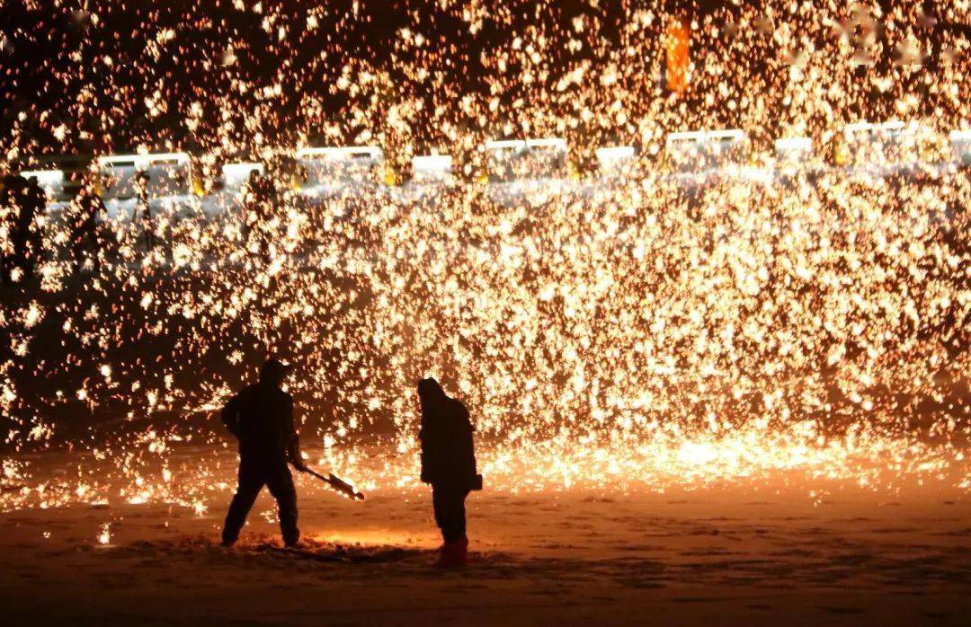 看一场"土烟花" 过一个传统年_活动_铁花_市民